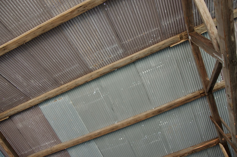 トタン屋根の雨漏り 自分で修理する方法とは 原因と対策をご紹介 Sumical