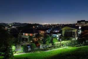 夜の住宅地と緑地